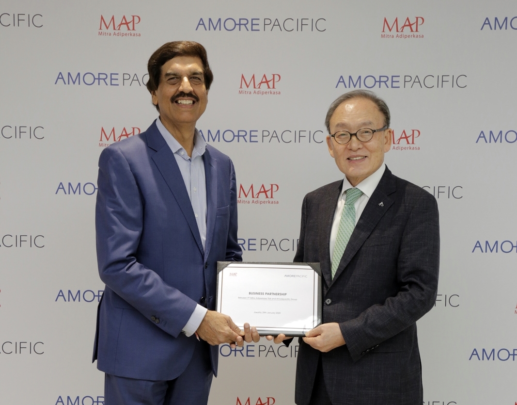 아모레퍼시픽그룹 배동현 대표이사(사진 오른쪽)와 MAP 그룹 샤르마 CEO(사진 왼쪽)가 비즈니스 파트너십 체결식에서 기념사진을 촬영하고 있다.