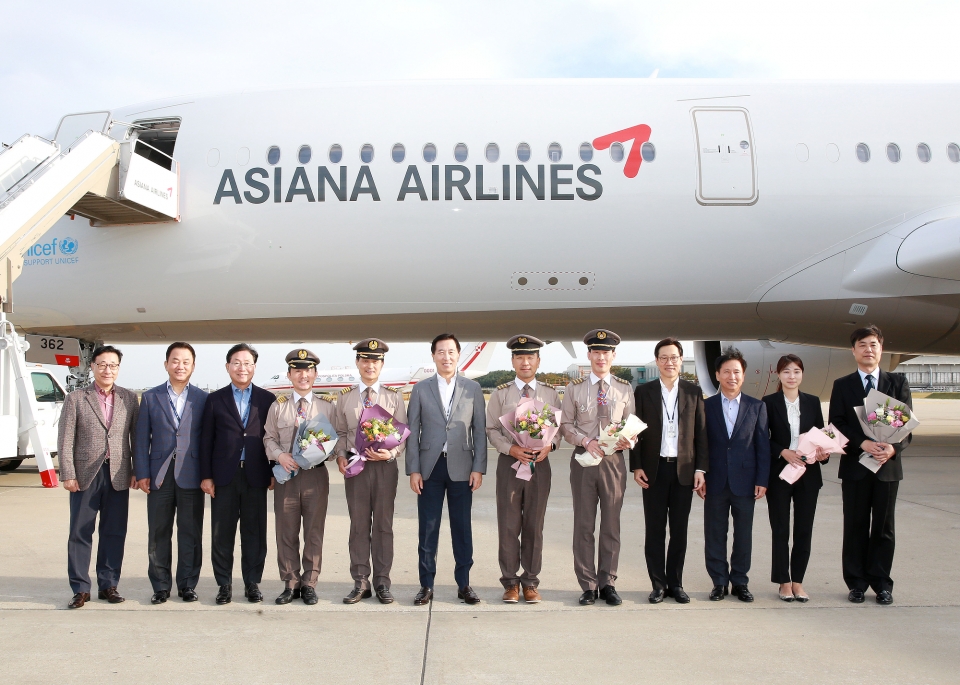 아시아나항공, 차세대 항공기 A350 10호기 도입 후 관계자들이 기념촬영을 하고 있다.