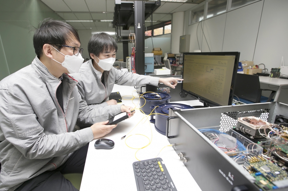 서울 서초구 KT연구개발센터에서 KT 연구원이 양자 채널 자동 절체 복구 기술을 테스트 하고 있다.