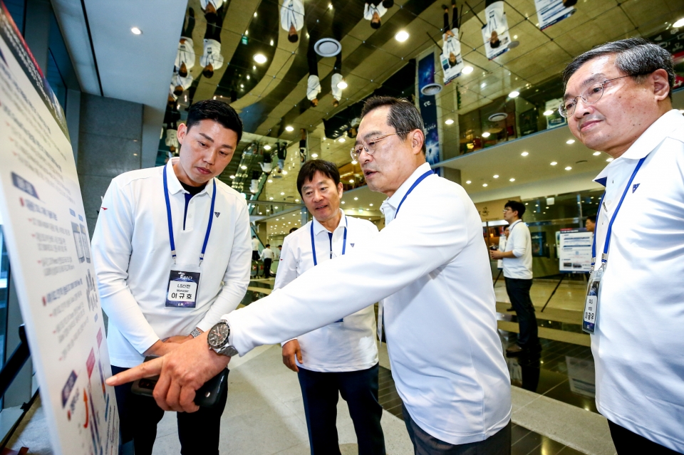 구자열 LS그룹 회장이 경기도 안양 LS타워에서 개최된 ‘LS-Fair 2019’에서 우수과제로 선정된 기술에 대한 설명을 듣고 있다.