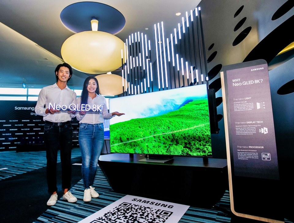 싱가포르의 대형 상업지구 메이플트리 비즈니스시티에 마련된 '2021년 삼성전자 TV 신제품' 행사장에서 삼성전자 모델들이 '더 프리미어'를 소개하고 있다.