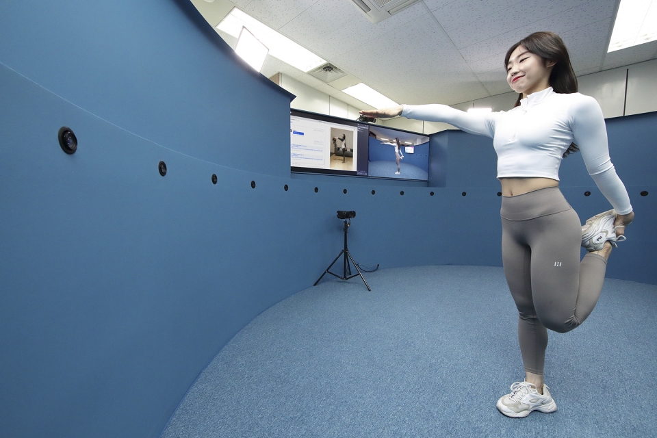 요가 강사가 ‘스포츠 코칭 스튜디오’에서 실시간으로 1대 1 원격 강의를 진행하는 모습.