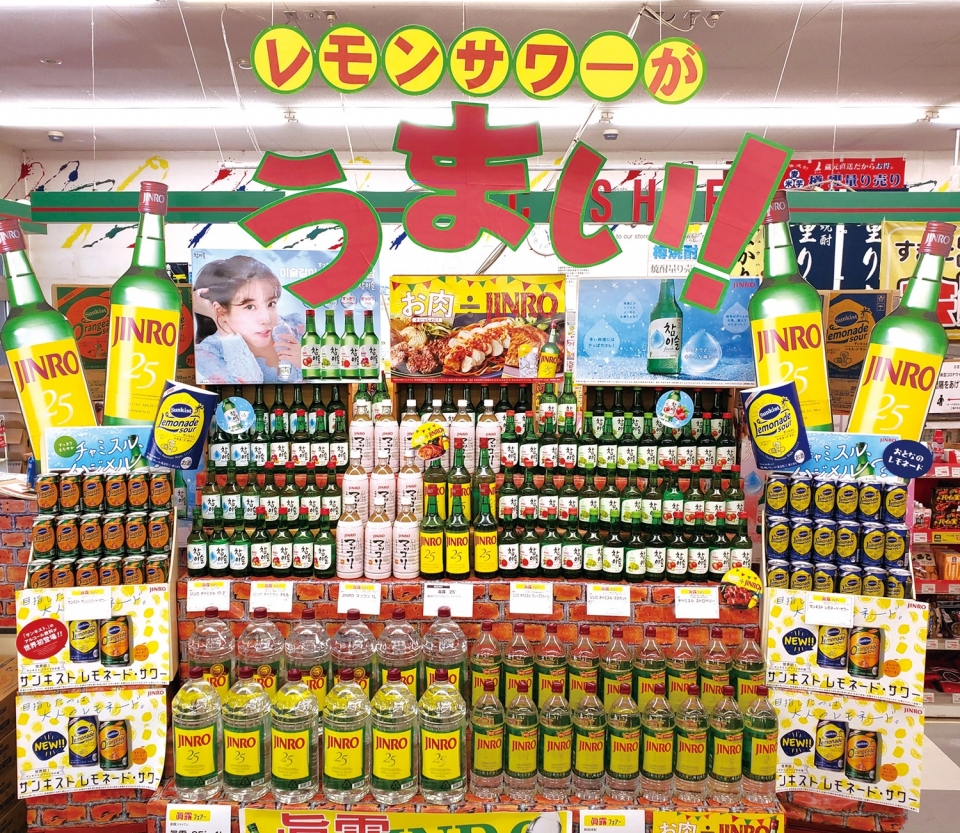 [하이트진로=사진]일본 대형마트에 진로제품들이 진열되어있다.