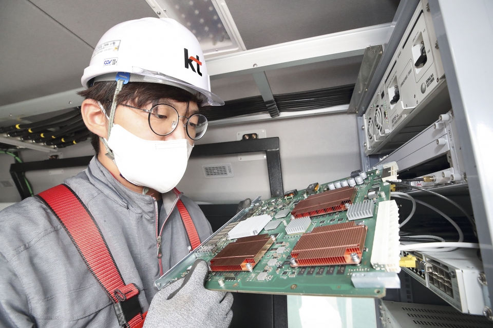 KT 직원들이 국가재난안전통신망 기지국 장비를 점검하는 모습