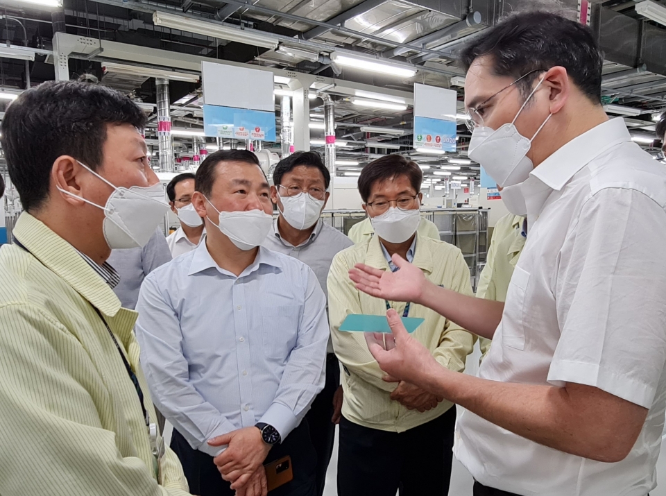 이재용 삼성 부회장이 지난 2020년  10월 20~21일 베트남 하노이 인근에 위치한 삼성 복합단지를 찾아 스마트폰 생산공장 등을 점검하는 모습. [사진 = 삼성 제공]