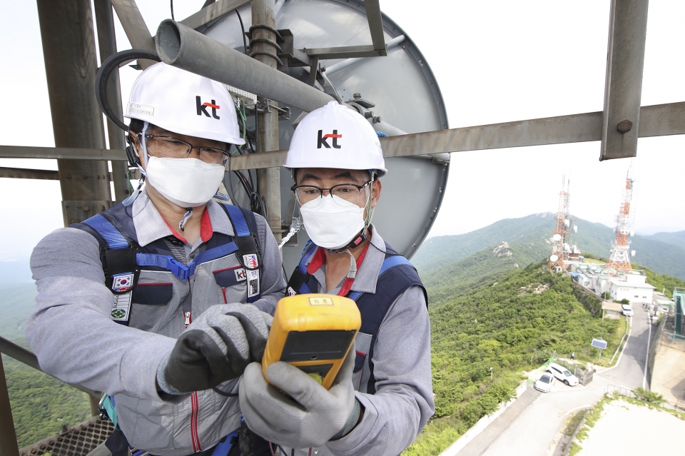 KT 네트워크 전문가가 고파도의 초고속 통신 인프라를 점검하고 있다.