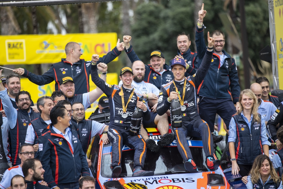 ‘2021 월드랠리챔피언십’ 11차 대회 스페인 랠리에서 우승을 차지한 티에리 누빌(Thierry Neuville) 선수와 코드라이버 마틴 비데거(Martijn Wydaeghe) 선수가 팀원들과 함께 현대자동차 ‘i20 Coupe WRC’ 랠리카 위에 올라 세레모니를 하는 모습