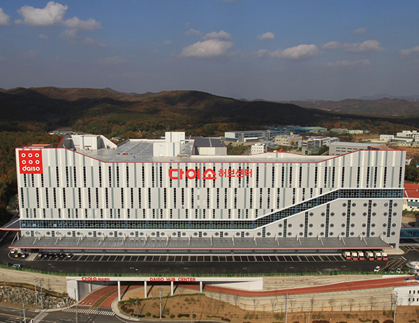2012년 12월 오픈한 남사허브센터는 105,785㎡(약 32,000평) 규모로 수도권과 강원권 매장의 상품 공급을 책임지고 있다.
