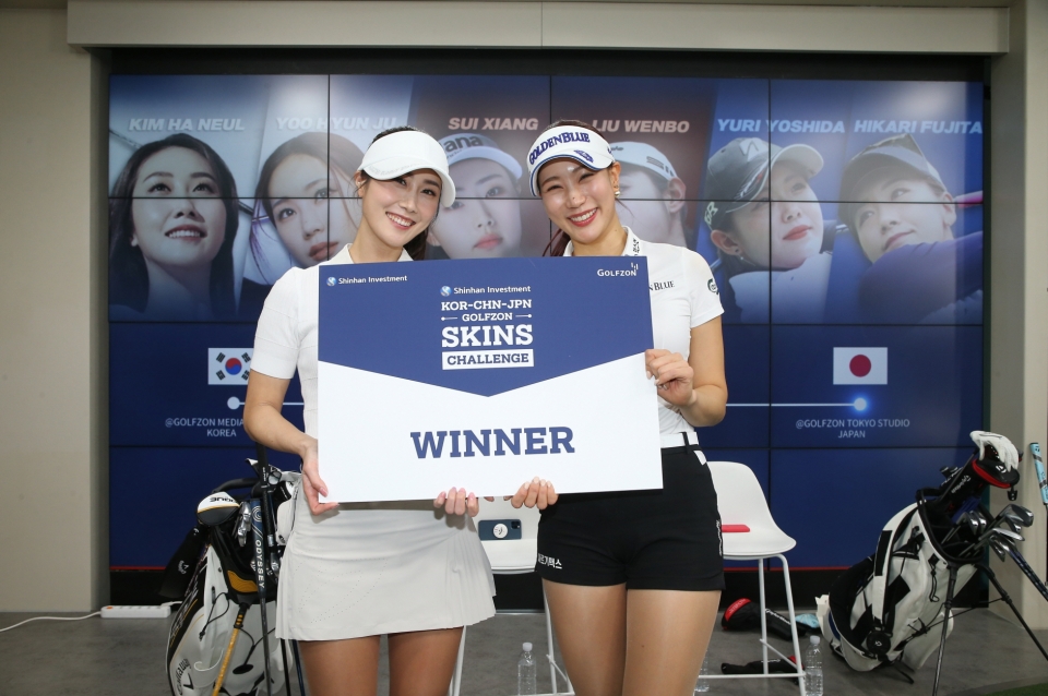 '신한금융투자 한-중-일 골프존 스킨스 챌린지'에 참가한 한국, 중국, 일본 선수들이 인사를 나누고 있다.