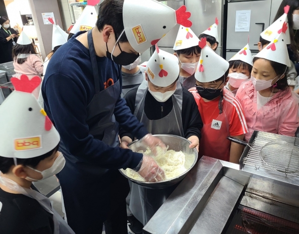 BBQ치킨_창전 청소년문화의집 학생들이 치킨 조리 실습 체험에 참여하고 있다.