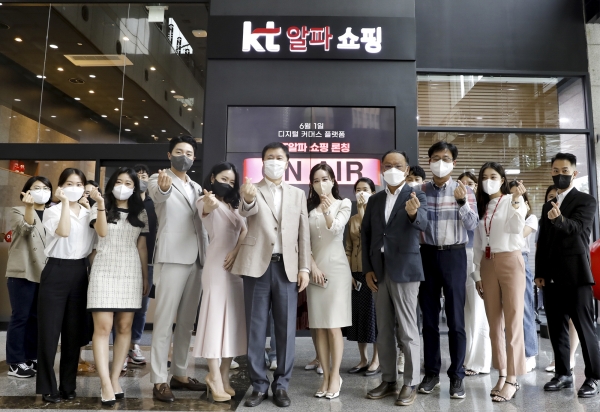 KT알파 정기호 대표(앞줄 왼쪽부터 다섯 번째)와 임직원들이 새로운 브랜드 ‘KT알파 쇼핑’ 론칭을 기념해 사진 촬영을 하고 있다.