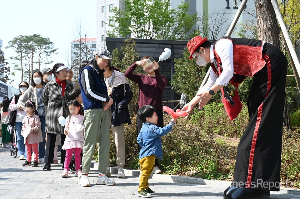 서울 송파시그니처롯데캐슬 단지에서 롯데캐슬 입주민들이 봄맞이 단지의 날 행사에 참여하고 있다.