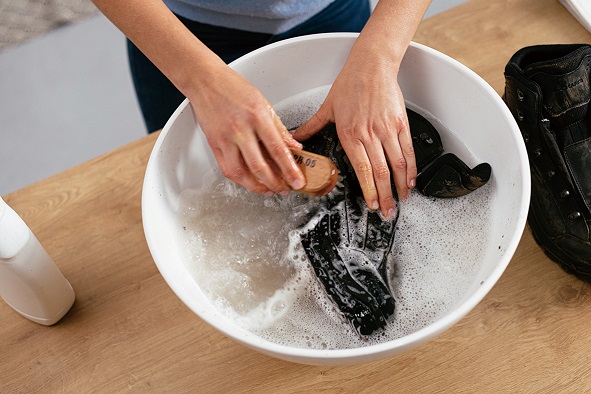 고어텍스 신발을 세척할 때는 일반 중성 세제를 사용하여 손 세척할 것을 권장한다.