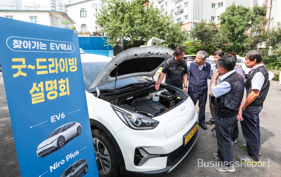 지난 19일 서울 개인택시 남서지부 소속 택시 운전자들이 기아의 전기차 택시 고객 대상 안전 교육 프로그램 ‘찾아가는 EV 택시 굿 드라이빙’에 참여하고 있다.