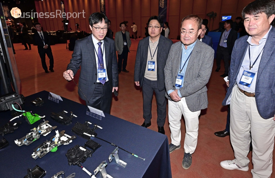 현대차·기아 CTO 김용화 사장이 최우수상 신기술 전시물을 살펴보고 있고 있다.