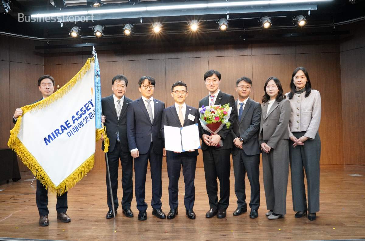 미래에셋증권 김미섭 대표이사(좌측에서 4번째) 및 미래에셋증권 임직원들 수상했다.