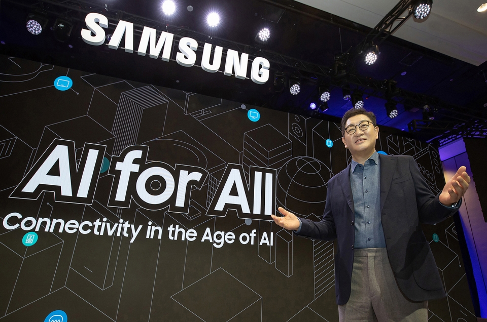 삼성전자 한종희 대표이사 부회장이 '모두를 위한 AI: 일상 속 똑똑한 초연결 경험('AI for All: Connectivity in the Age of AI)'를 주제로 열린 삼성 프레스 컨퍼런스에서 연설을 하고 있다.