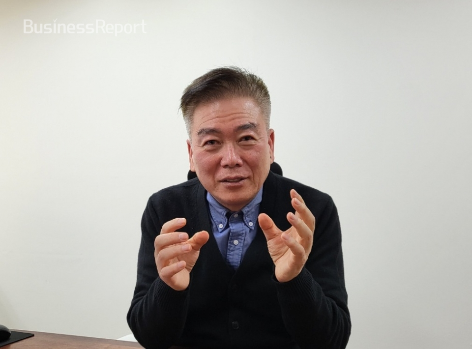 ㈜테슬라나인 김종원 대표가 [비즈니스리포트]와 인터뷰를 갖고 향후 계획 등에 대해 설명하고 있다.