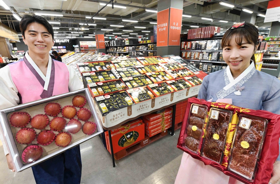 모델들이 24일 서울 등촌동 ‘홈플러스 메가푸드마켓’ 강서점에서 ‘2024 설 선물세트 본 판매’를 소개하고 있다.