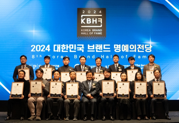 25일 개최된 ‘2024 대한민국 브랜드 명예의 전당’ 시상식에서 S-OIL 이영호 영업전략부문장(뒷줄 왼쪽 다섯번째)이 행사 참여자들과 함께 기념 촬영을 하고 있다.