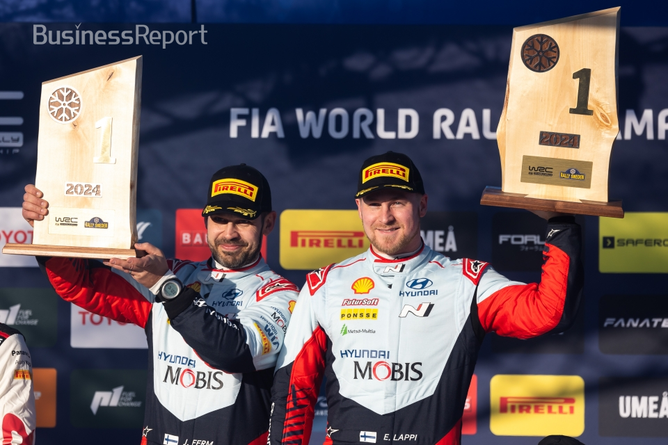 2024 WRC 스웨덴 랠리에서 우승한 현대 월드랠리팀 에사페카 라피(오른쪽)와 코드라이버 얀 펌이 트로피를 들고 기뻐하고 있다.