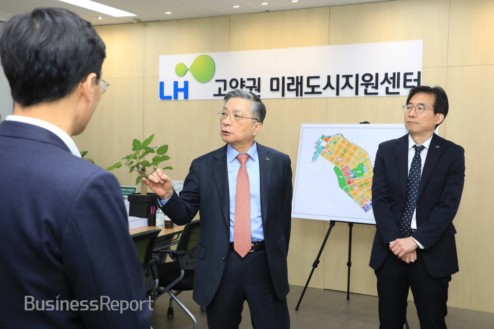 LH 이한준 사장(왼쪽 두 번째)이 고양 미래도시 지원센터를 방문해 운영현황을 점검하고 있다.