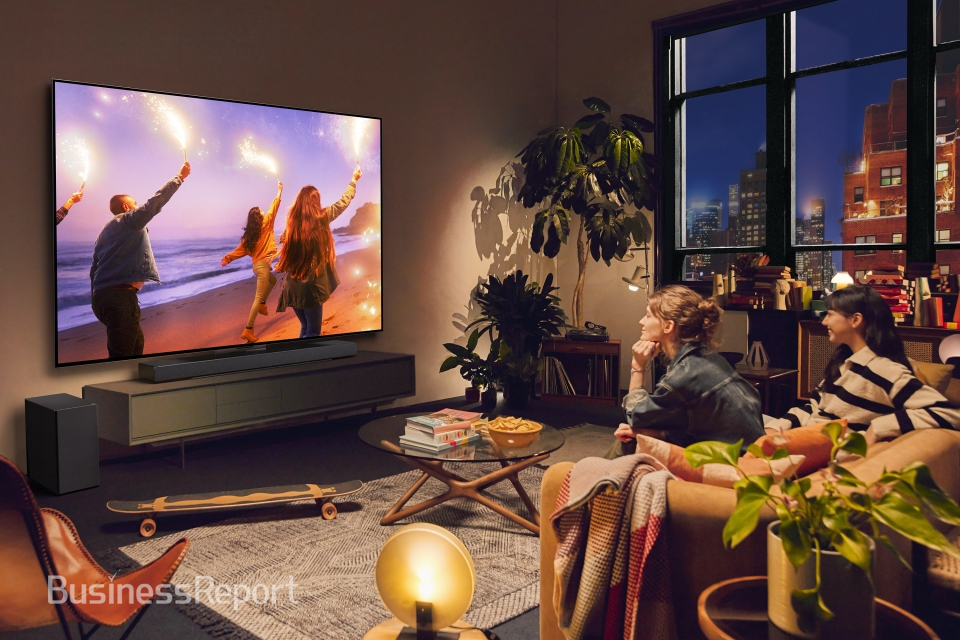 모델들이 2024년형 LG 올레드 TV로 콘텐츠를 즐기고 있다.
