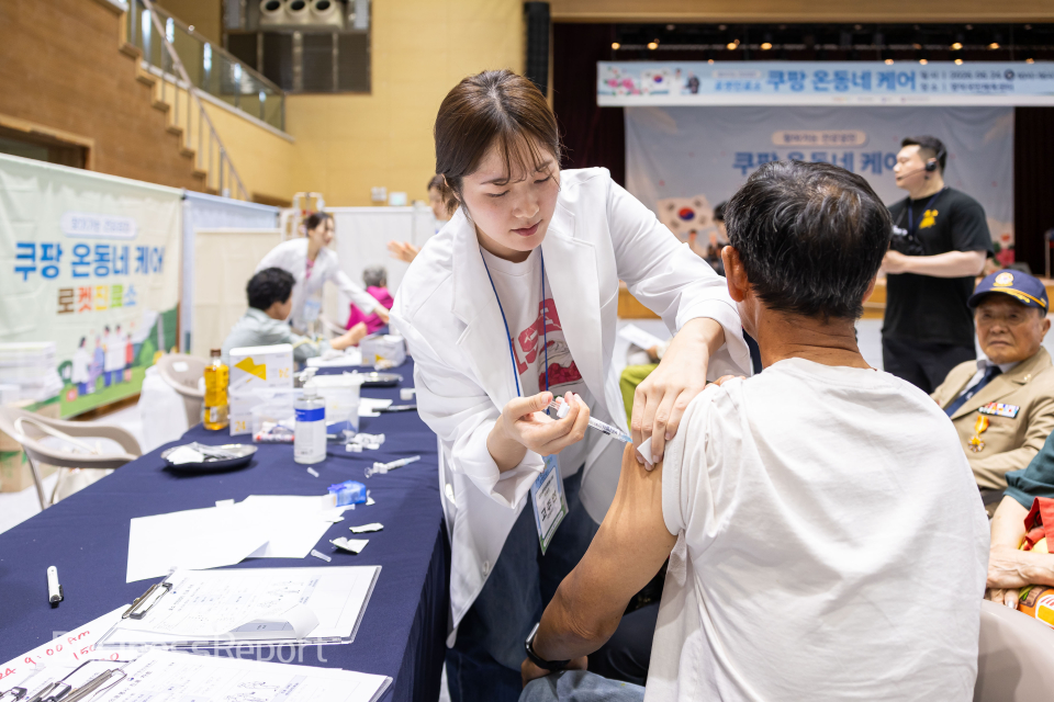 의료진이 영덕군 주민을 대상으로 건강검진을 진행하고 있다.