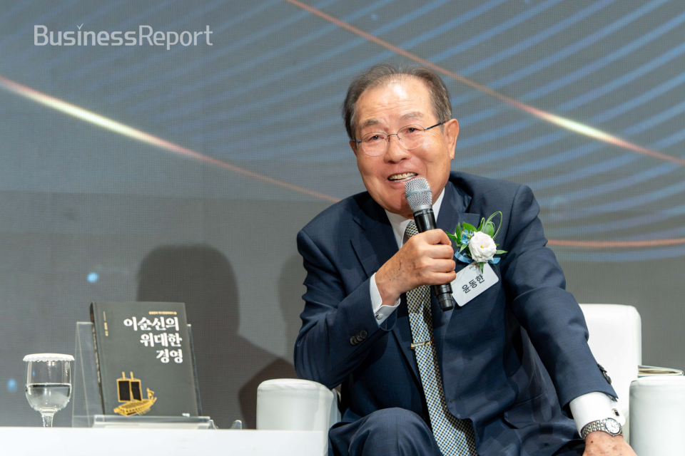 ​25일 윤동한 한국콜마 회장이 '이순신의 위대한 경영' 출판기념회에서 북토크를 진행하고 있다.​