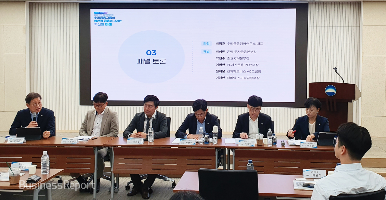 (왼쪽부터) 박정훈 우리금융경영연구소 대표, 이병헌 우리프라이빗에쿼티 PE본부장, 천지웅 우리벤처파트너스 VC그룹장, 박현주 우리투자증권 CM본부장, 이경민 우리금융캐피탈 신기술금융부장, 박성민 우리은행 투자금융본부장이 7일 서울 중구 우리은행 본점에서 열린 '2026 WFRI 컨퍼런스'에서 패널토론을 진행하고있다.