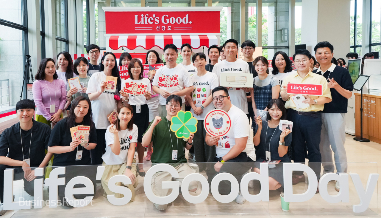 류재철 LG전자 CEO(앞에서 두 번째 줄, 왼쪽에서 다섯 번째)가 지난 13일 서울 여의도 LG트윈타워에서 열린 '라이프스굿 데이'에서 임직원들과 기념 사진을 찍고 있다.