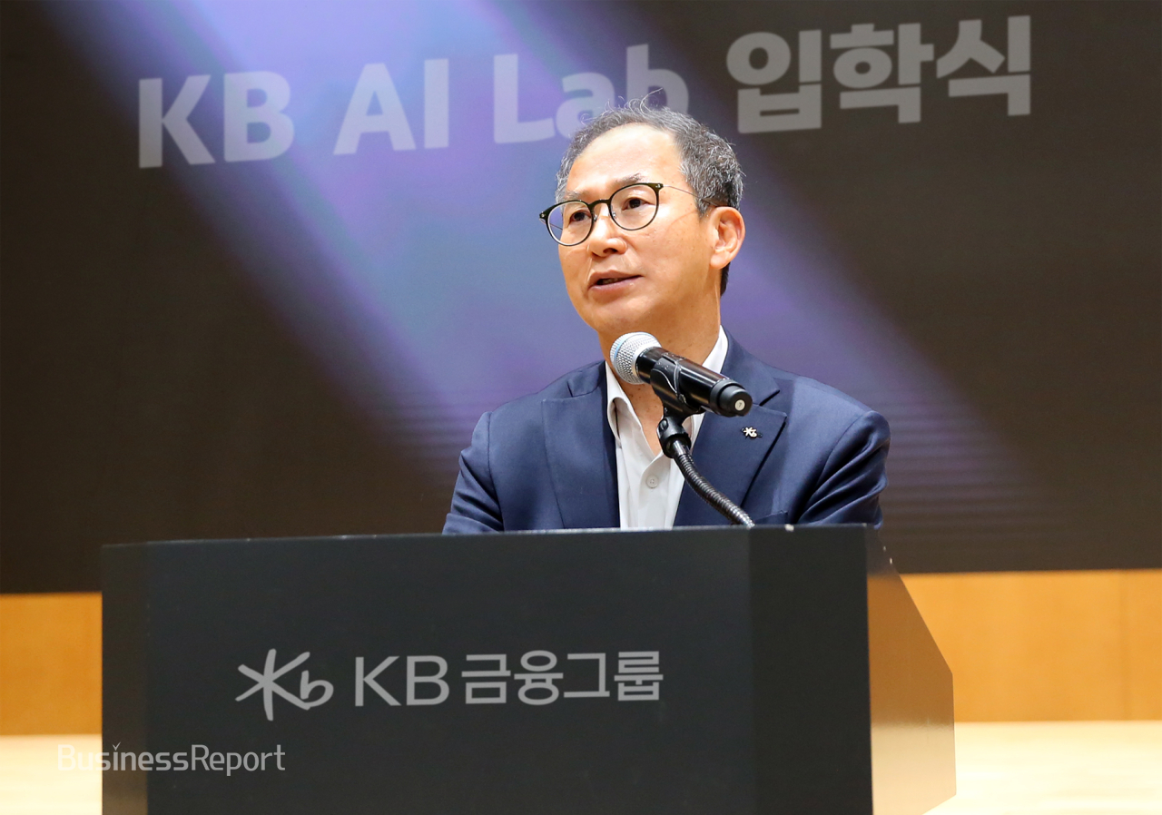 지난 14일, 서울 여의도 KB국민은행 신관에서 진행된 「2026년 상반기 그룹 AI·데이터 혁신 세미나」에서 KB금융그룹 양종희 회장이 임직원들에게 인사말을 하고 있다.