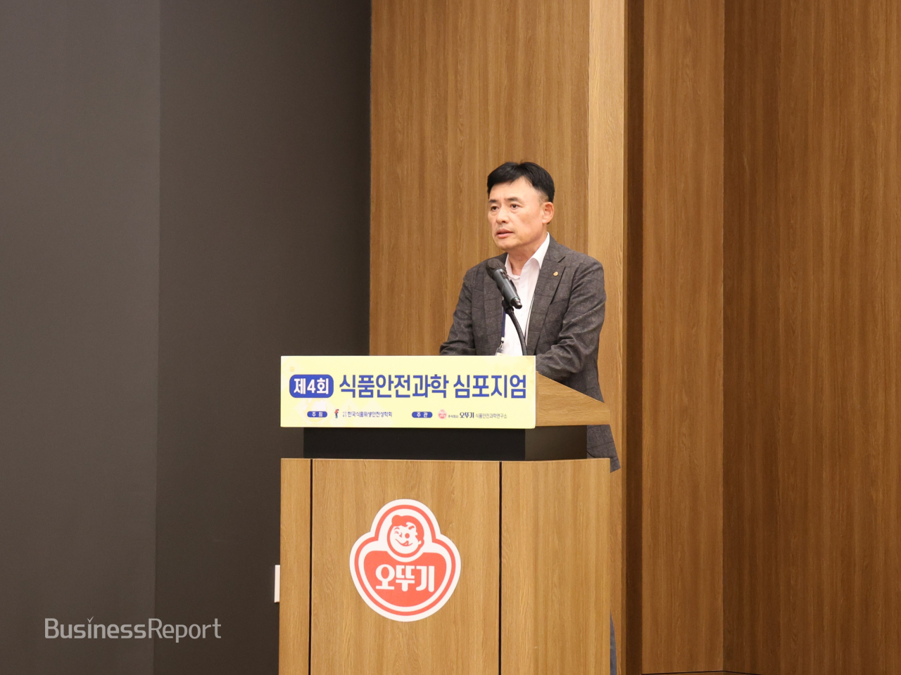황성만 오뚜기 대표이사가 지난 14일 오뚜기 중앙연구소에서 열린 제4회 식품안전과학 심포지엄에서 축사를 하고 있다.