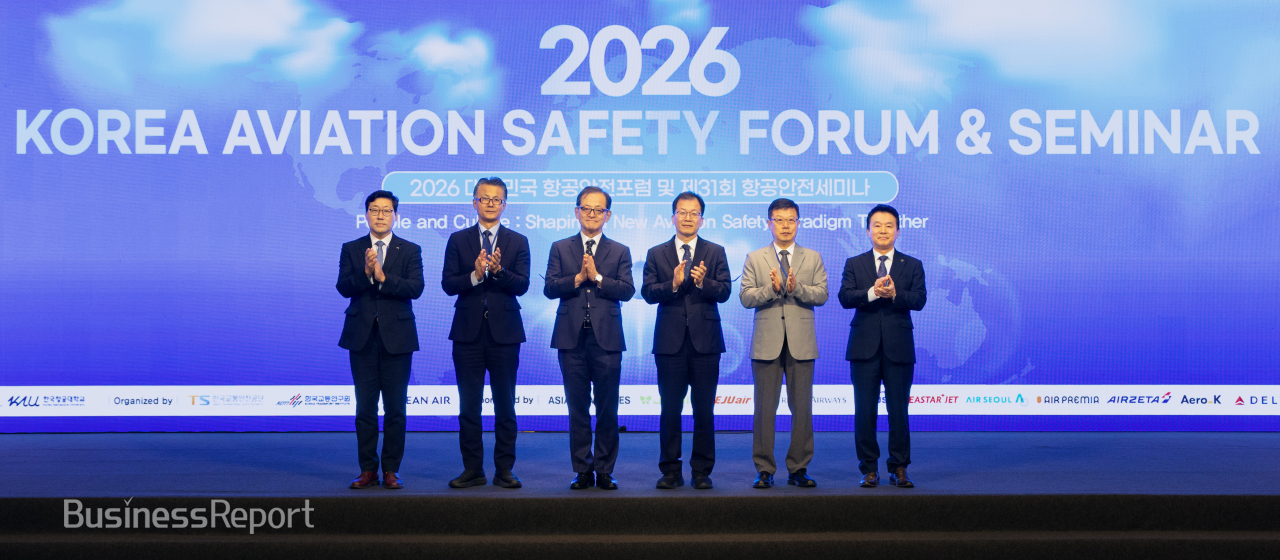 '2026 대한민국 항공안전포럼 및 세미나'에 참석한 (왼쪽부터) 민승기 한국교통안전공단 본부장, 유경수 국토교통부 항공안전정책관, 허희영 한국항공대학교 총장, 정채교 국토교통부 항공정책실장, 김영찬 한국교통연구원 원장, 유종석 대한항공 안전보건 총괄 겸 오퍼레이션 부문 부사장이 기념사진을 촬영하는 모습.