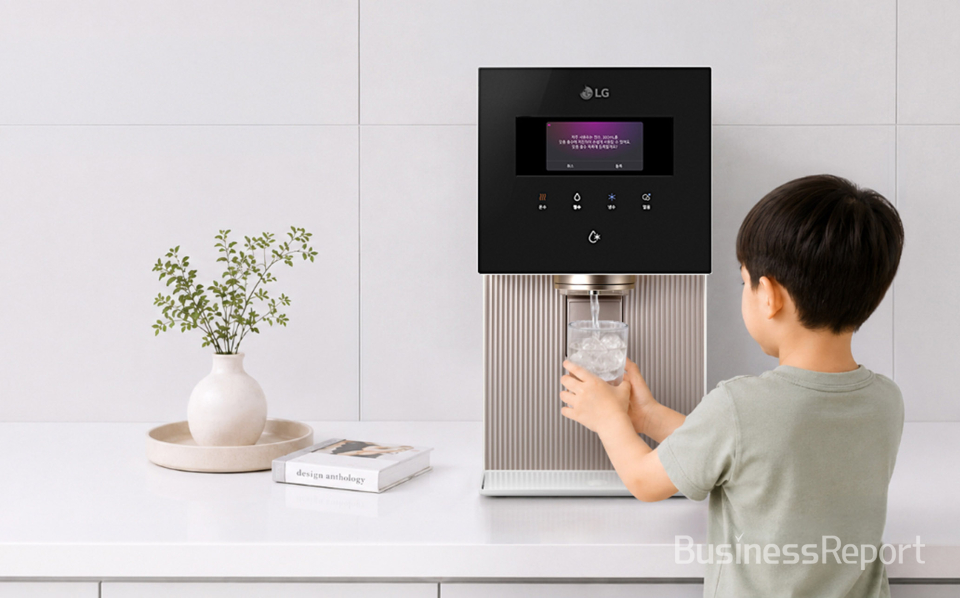 LG전자가 AI로 편의성을 강화한 냉동얼음정수기 신제품을 선보이며 고객 선택의 폭을 넓힌다. ‘LG 퓨리케어 AI 냉동얼음정수기’는 고객의 음성 명령만으로 물과 얼음 간편하게 제공하고, 자주 사용하는 출수 데이터를 기반으로 맞춤 옵션을 제안한다. (※ AI로 생성한 이미지)
