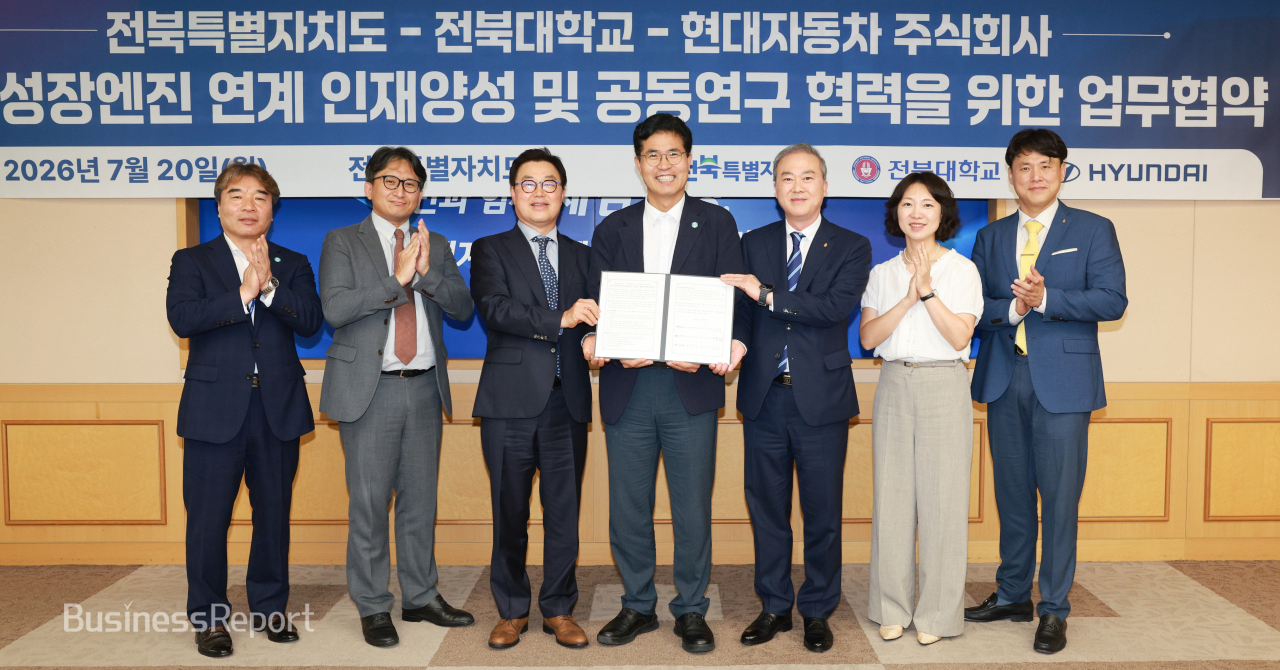 (왼쪽부터) 문성철 전북특별자치도 특별자치교육협력국장, 문성협 현대차그룹 RH대외협력담당 실장, 신승규 현대차그룹 RH PMO 부사장, 이원택 전북특별자치도지사, 양오봉 전북대학교 총장, 양선화 전북특별자치도 미래첨단산업국장, 민경선 전북대학교 기획조정부처장이 ‘지역 성장엔진 연계 인재양성 및 공동연구 협력 업무협약 체결식’에서 기념사진을 촬영하는 모습.