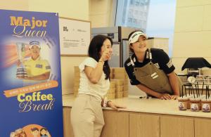 'LPGA 메이저 퀸' 유해란 프로, 일일 바리스타 변신 ··· 다올금융그룹 임직원에 감사 전해