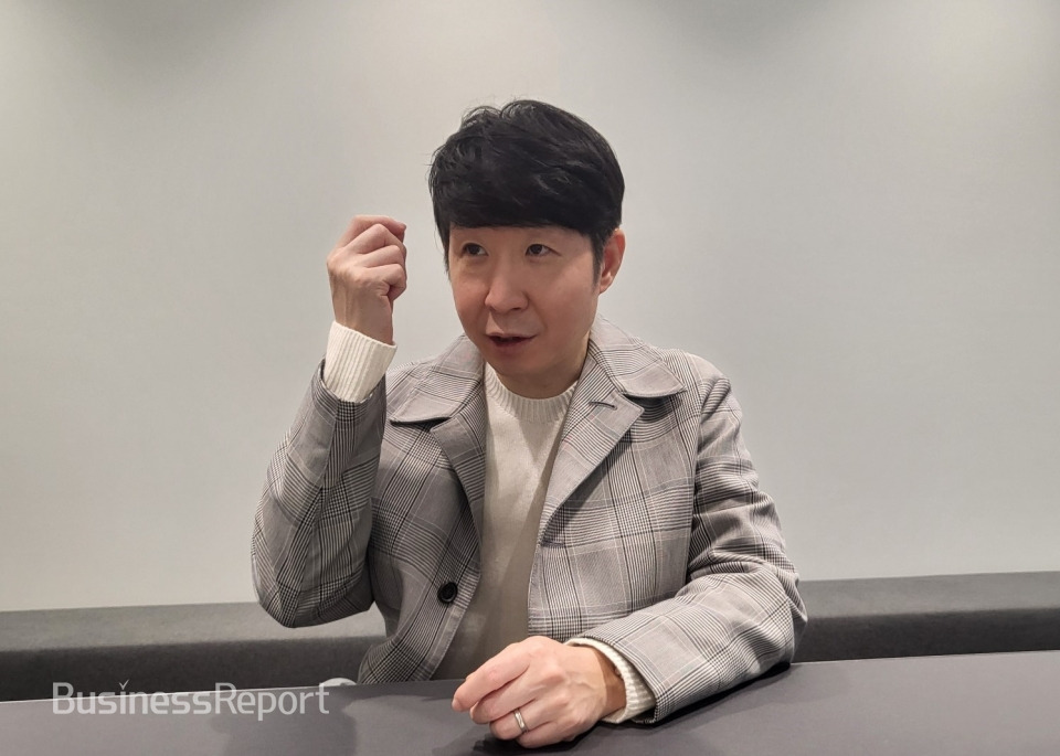 지난 12일 오전 서울 강남구 싸이칸타워 하이퍼코퍼레이션 본사에서 진행된 비즈니스리포트와 인터뷰에서 이상석 대표가 향후 계획 등을 설명하고 있다.
