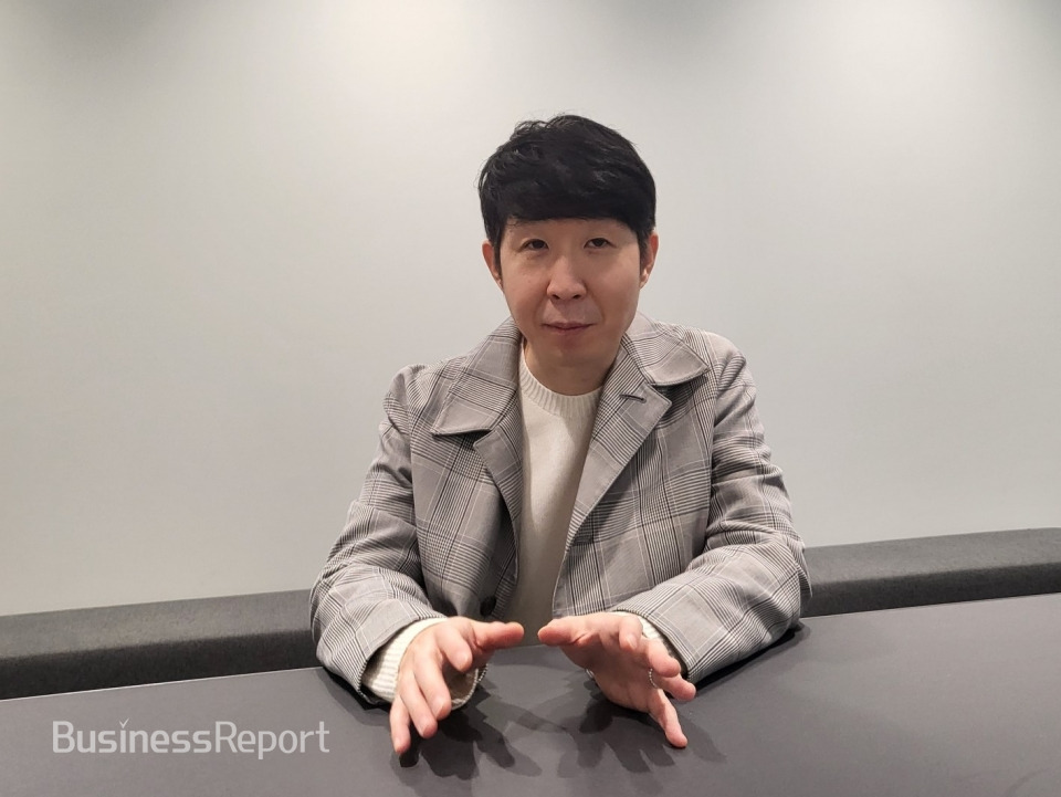 지난 12일 오전 서울 강남구 싸이칸타워 하이퍼코퍼레이션 본사에서 진행된 비즈니스리포트와 인터뷰에서 이상석 대표가 향후 계획 등을 설명하고 있다.