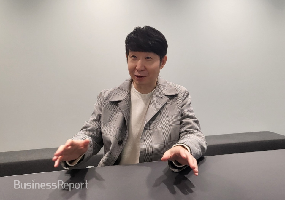 지난 12일 오전 서울 강남구 싸이칸타워 하이퍼코퍼레이션 본사에서 진행된 비즈니스리포트와 인터뷰에서 이상석 대표가 향후 계획 등을 설명하고 있다.