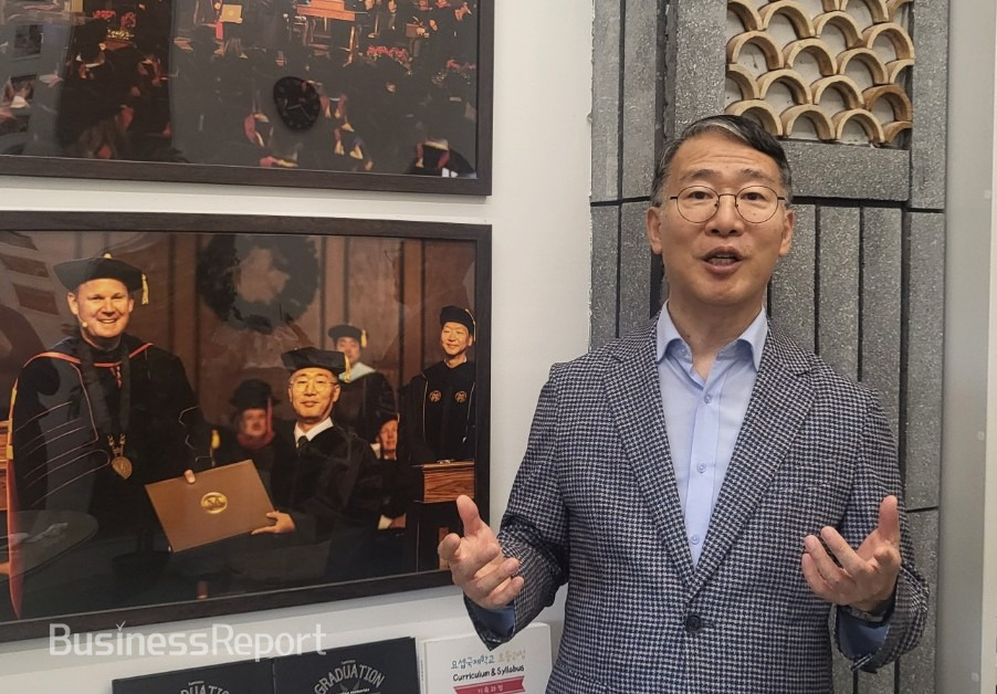 요셉국제학교 윤광열(63) 설립자가 비즈니스리포트와 인터뷰를 갖고 교육철학과 이 시대의 진정한 교육은 무엇인지에 대해 설명하고 있다.