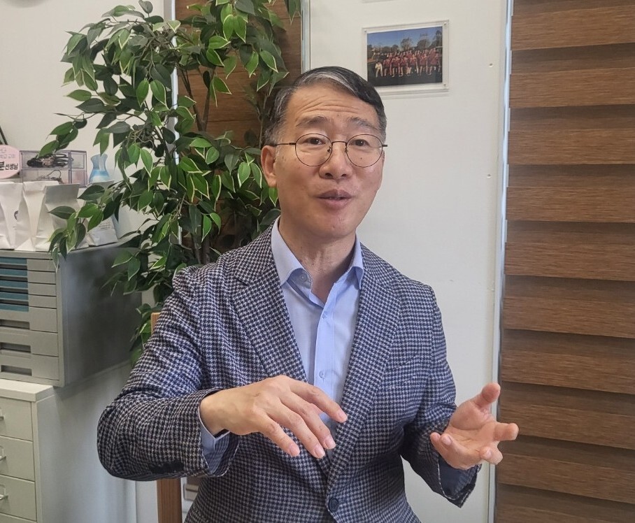 요셉국제학교 윤광열(63) 설립자가 비즈니스리포트와 인터뷰를 갖고 교육철학과 이 시대의 진정한 교육은 무엇인지에 대해 설명하고 있다.