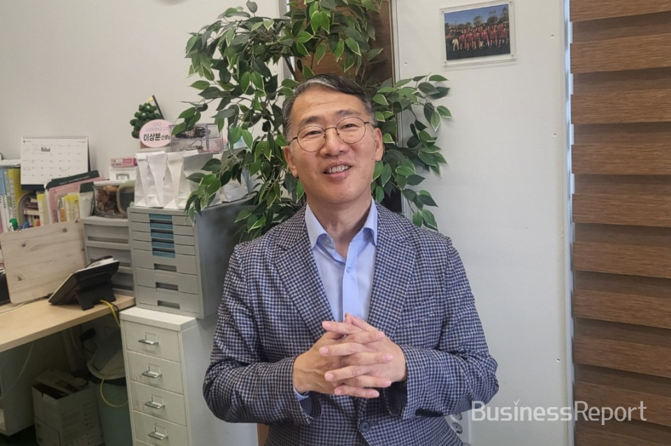 요셉국제학교 윤광열(63) 설립자가 비즈니스리포트와 인터뷰를 갖고 교육철학과 이 시대의 진정한 교육은 무엇인지에 대해 설명하고 있다.