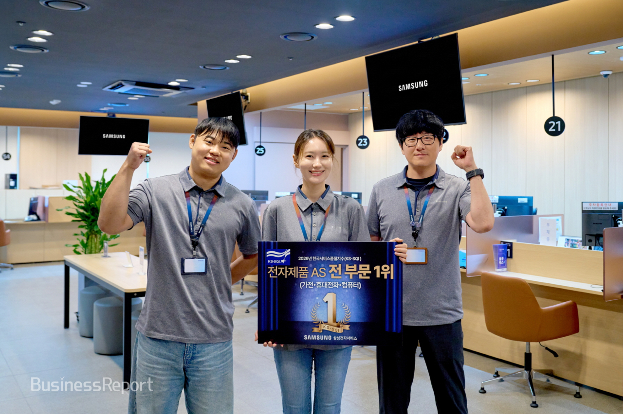 삼성전자서비스 직원들이 한국서비스품질지수(KS-SQI) 수상을 기념해 촬영하는 모습.