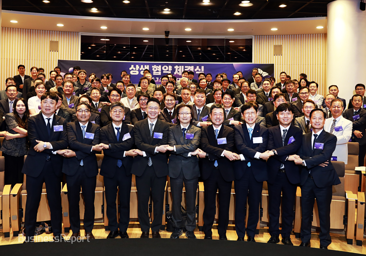 2일 서울 중구 SKT타워에서 열린 ‘SK-1·2·3차 협력사 간 상생 협약’ 체결식에서 정재헌 SK텔레콤 CEO, 최창원 SK수펙스추구협의회 의장, 주병기 공정거래위원장, 지동섭 SK수펙스추구협의회 SV위원장, 안현 SK하이닉스 사장(앞줄 왼쪽 3번째부터) 등 참석자들이 기념 촬영을 하고 있다.
